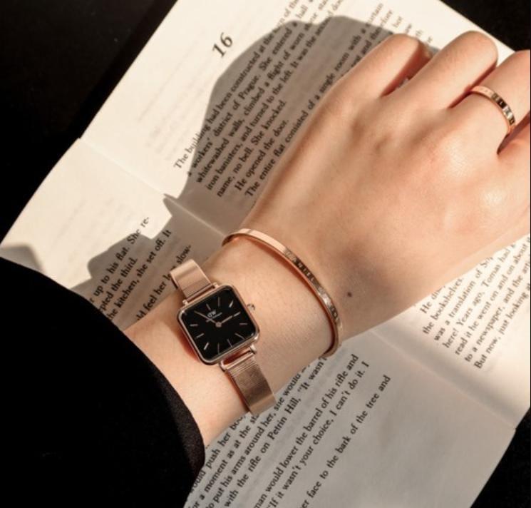 סט שעון יד אנלוגי daniel wellington dw00100518 דניאל וולינגטון עם צמיד קשיח של דניאל וולינגטון
